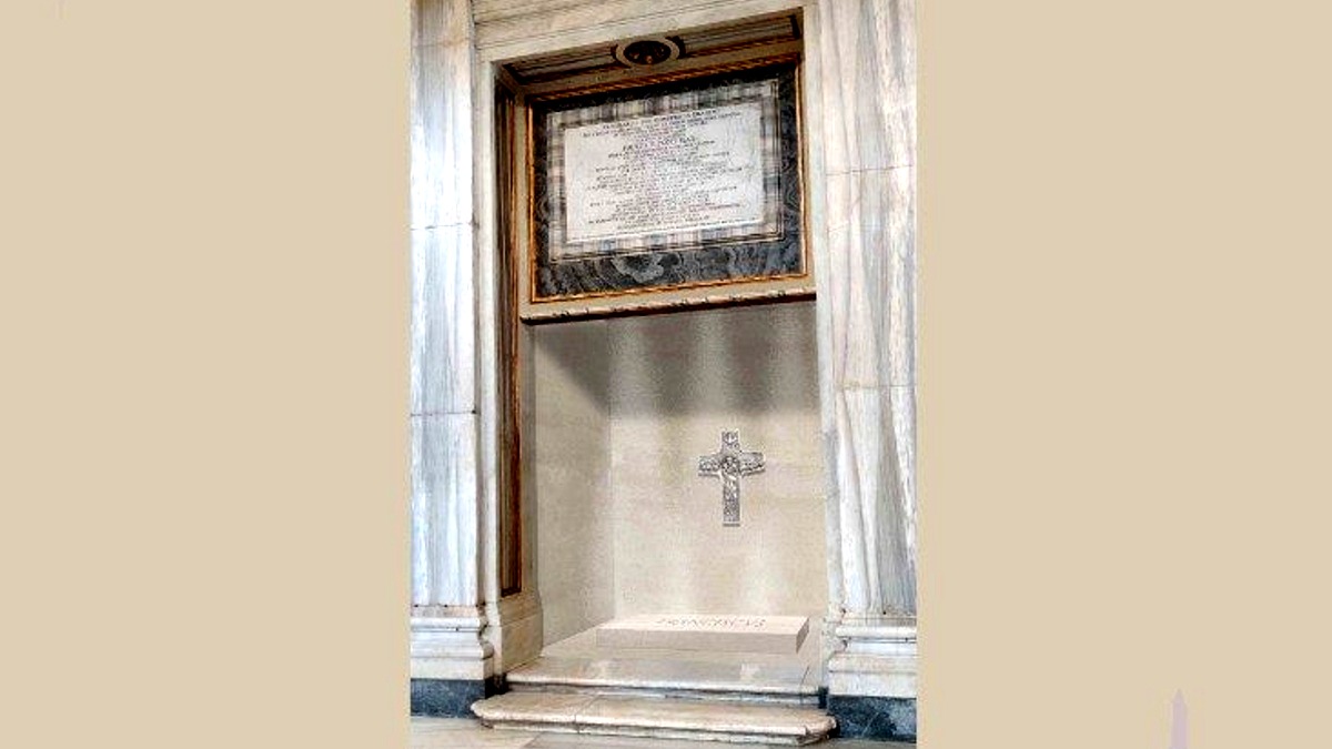 Vatican Reveals Pope Francis Tomb in Santa Maria Maggiore 5 Details of Pope Francis Marble Tomb 2025